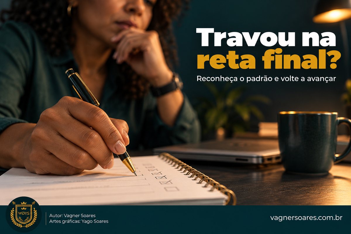 Capa com o título “Travou na reta final?”: mulher pensativa escreve em um caderno, ao lado de um notebook e uma caneca