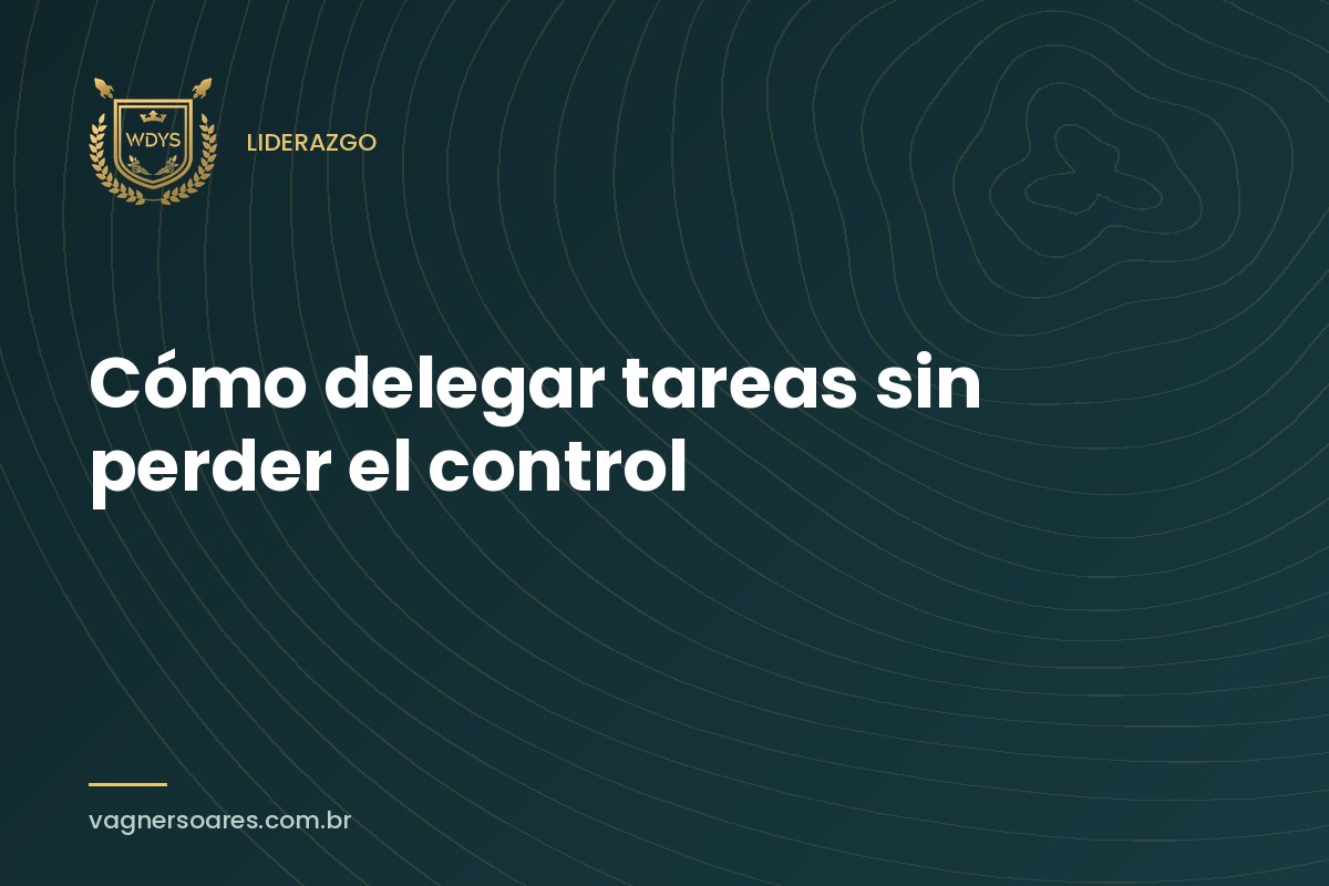 Dos personas se pasan una carpeta verde sobre un escritorio, con tazas de café, un cuaderno y notas adhesivas alrededor