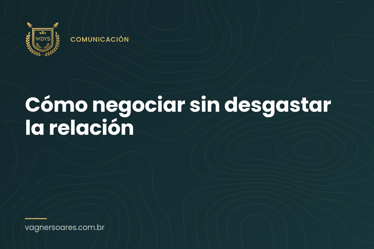 Una gerente con blazer verde conversa con un hombre de espaldas en una mesa de oficina a la luz de una lámpara