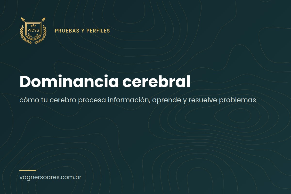 Cuatro colegas debaten alrededor de una mesa con gráficos y notas adhesivas