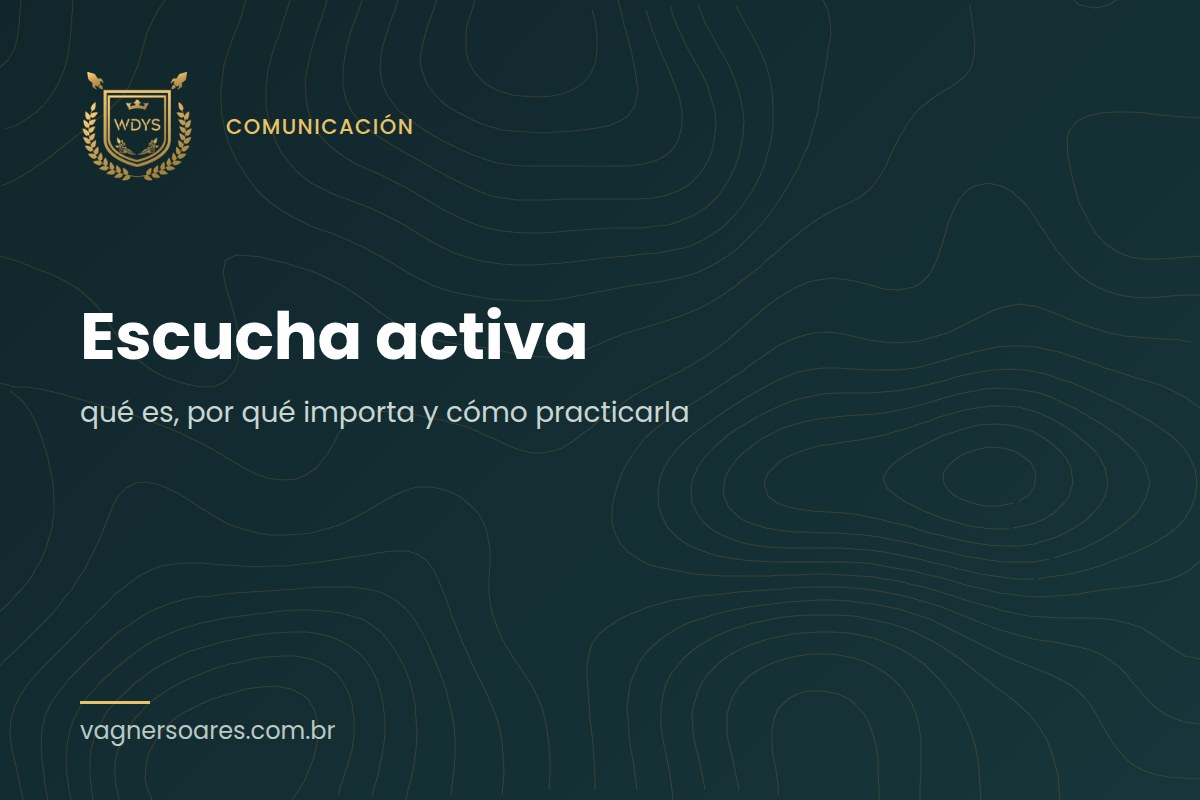 Una mujer escucha con atención, apoyando el mentón en la mano, con un celular y una laptop cerrada sobre la mesa