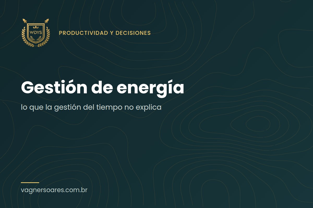 Una mujer cierra la laptop al final del día, con el abrigo en el brazo