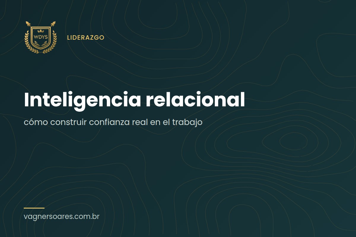 Dos colegas conversan en una mesa redonda con dos tazas de café