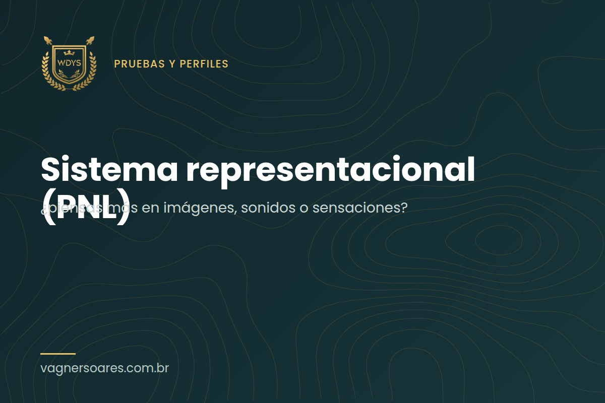 Vista desde arriba de tres colegas conversando sobre bocetos en una mesa de trabajo